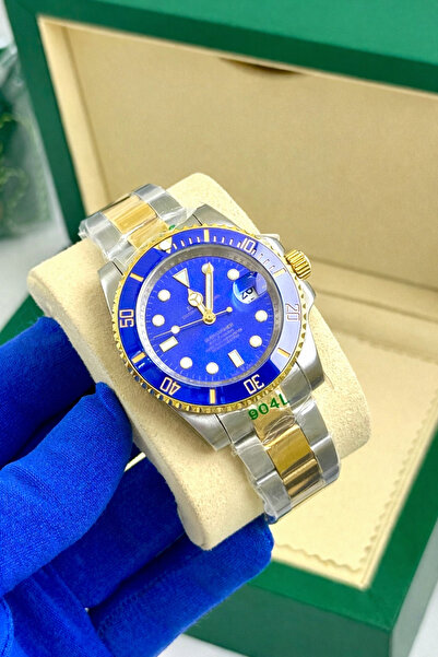 Watch A men's watch with a sophisticated design that combines elegance and pr...