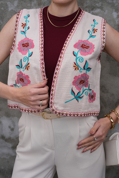 FancyWorld Vestă vintage brodată cu detalii florale bej