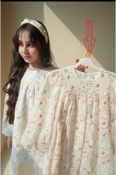 Banuta A soft pink and beige dress with a comfortable fit and long sleeves.