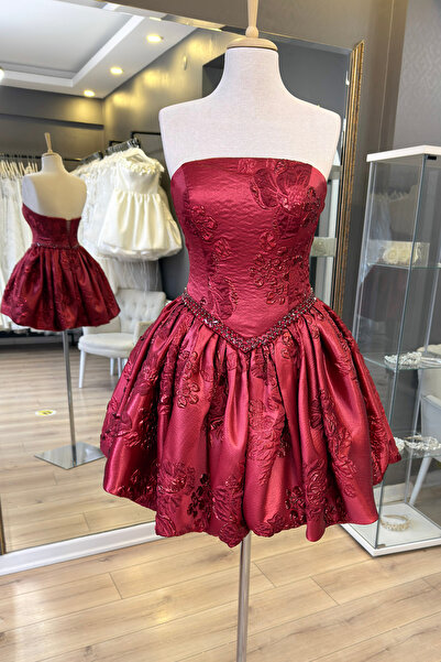 Lenta Moda Kırmızı Düz Yaka Taş Detaylı Brokar Mini Abiye Elbise