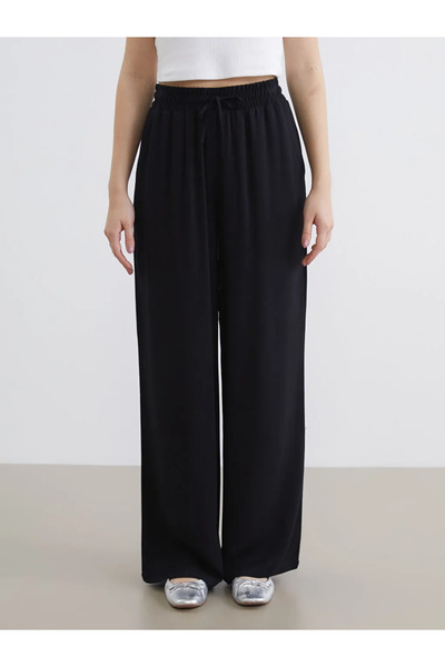 LC Waikiki Μαύρο γυναικείο παντελόνι με ελαστική μέση και φαρδιά μπατζάκια