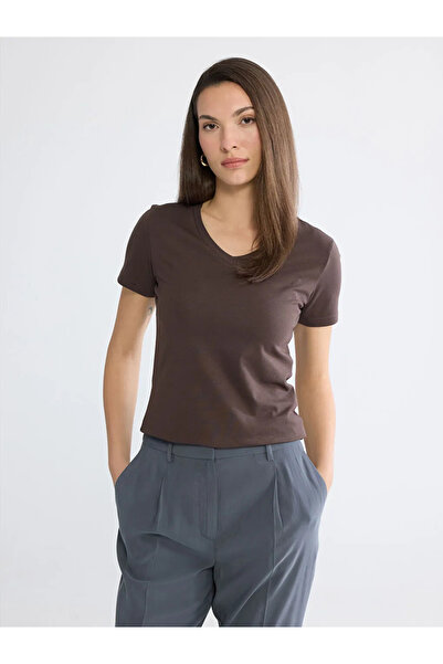 LC Waikiki Καφέ γυναικείο μπλουζάκι με λαιμόκοψη σε σχήμα V
