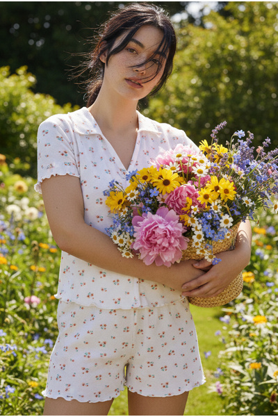 Siyah İnci Set de pantaloni scurți tricotați cu guler și nasturi, cu imprimeu...