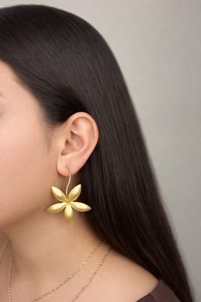 lit accessories Kadın Gold Kaplama Metalik Çiçek Figürlü Küpe - Şık ve Modern...