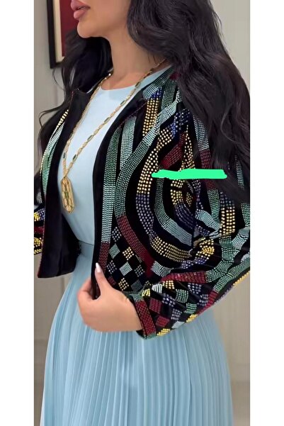 Heidi An elegant dress suitable for daytime occasions or light evening events.