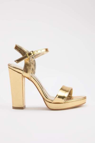 TRENDYOL SHOES Goldene Damen 10 cm klassische Schuhe mit Absatz TAKSS26TO00008