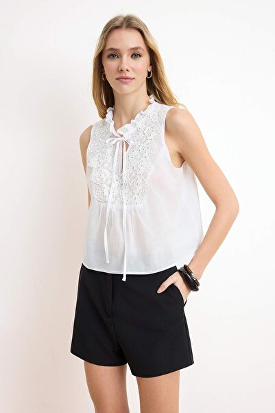 Trendyol Collection Weiße, gewebte Bluse mit Guipure- und Bindedetail TWOSS26...