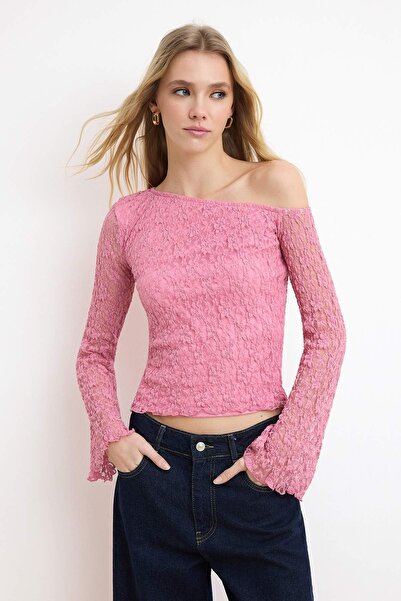 ترينديول كوليكشن بلوزة محبوكة بياقة غير متماثلة من الدانتيل باللون الوردي الم...