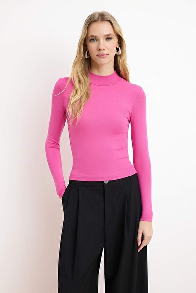 ترينديول كوليكشن بلوزة محبوكة بلون الفوشيا بياقة غير متماثلة وأكمام منخفضة بد...