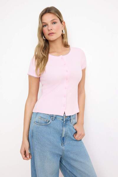 Συλλογή Trendyol Ροζ πλεκτή μπλούζα με κουμπιά, εφαρμοστή, με λαιμόκοψη ποδηλ...