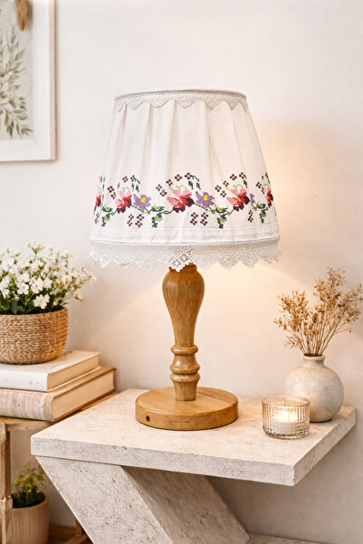 MARS CONCEPT AHŞAP AYAKLI KANAVİÇE DANTEL ABAJUR