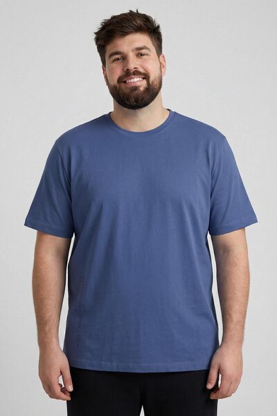 TOMMY LIFE تي شيرت رجالي كبير الحجم بياقة دائرية وطباعة زرقاء داكنة - 88472