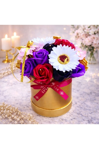 velve Aranjament floral Lady cu trandafiri si flori de sapun, in cutie rotund...
