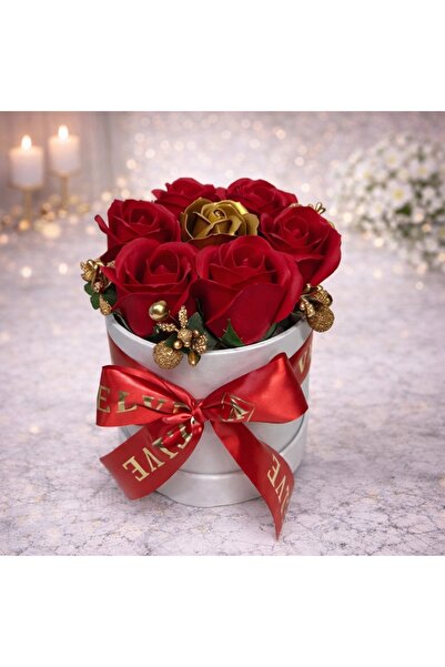 velve Aranjament floral cu sapte trandafiri din sapun si Stamine gold, in cut...