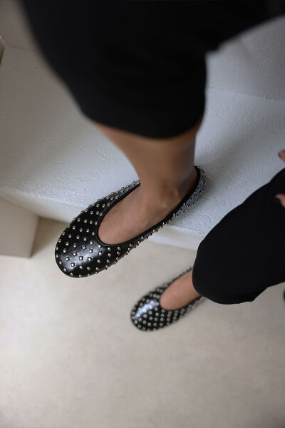 LUTVELIZADE Babet 2603 - Oval Burun Zımba Detaylı Siyah Kadın Babet