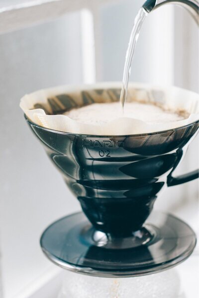 Hario V60 02 Siyah Şeffaf Plastik Dripper Ve 40'lı Filtre Kağıdı Seti
