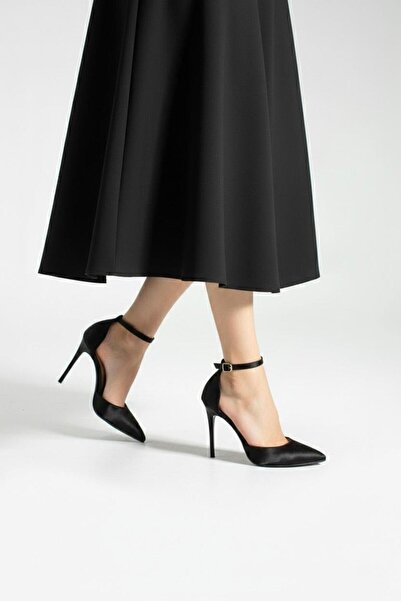 Santamarina صندل مونيكا نسائي من الساتان الأسود مع تفاصيل رباط حول الكاحل