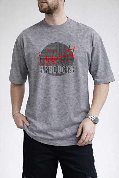 caddekombin تي شيرت رجالي باللون الرمادي ذو خط مستقيم وطباعة نصية غير محدودة ...