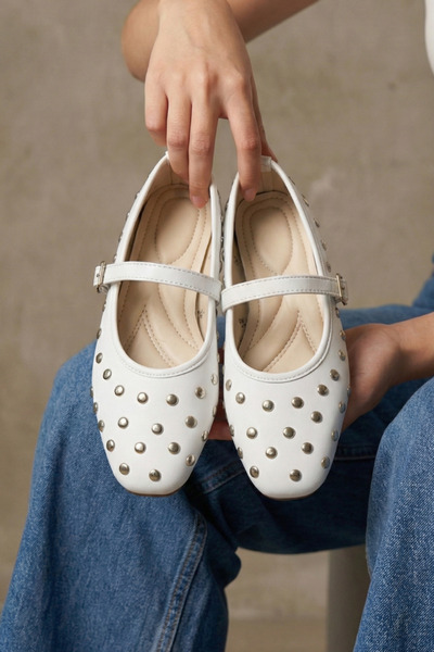 Beyond Дамски бели мокасини от кожа с капси и катарама 1 см BYNDSK305