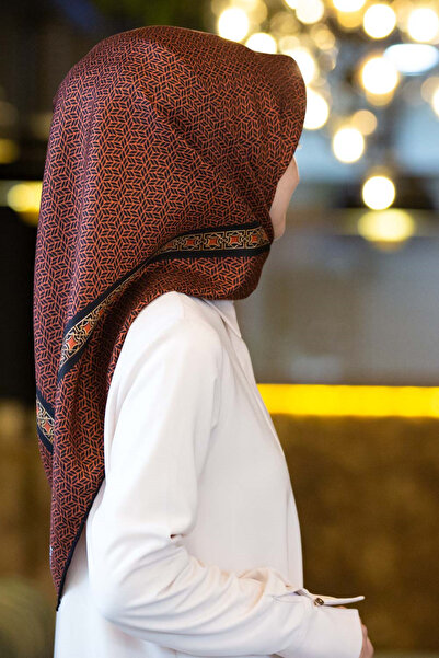 Vissona 57% MĂTASE 43% VISCOZĂ Mătase twill cu model geometric, culoare bronz...