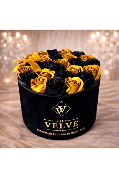 velve Aranjament floral Splendor, in cutie de catifea cu 25 trandafiri de sap...