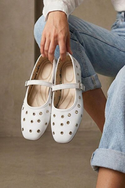 Beyond Дамски бели метални пръстени с детайлна катарама, кожени мокасини 1 см...