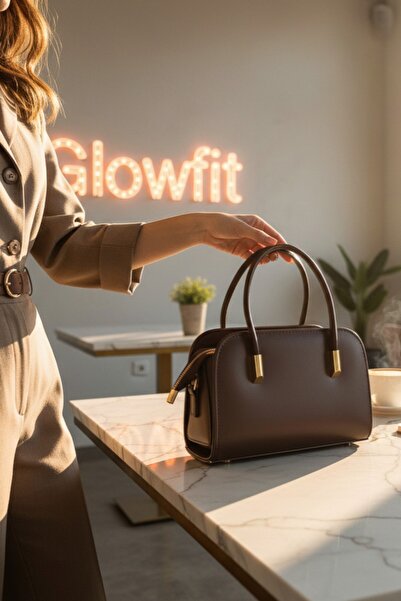 Glowfit Shine Your Shape حقيبة نسائية صغيرة من الجلد باللون البني اللامع، حقي...