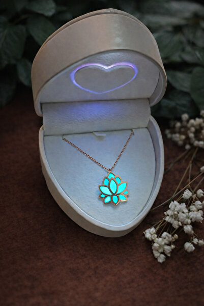 SOME SHINE Gece Parlayan Lotus Kolye Aşkın ve Umudun Sembolü
