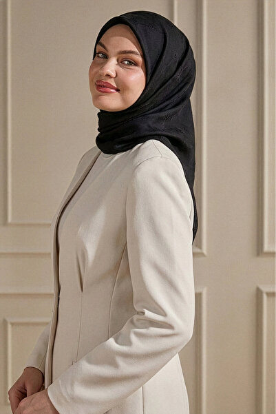 SilkTouch وشاح مرجاني بنمط مونوغرام أسود