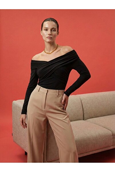 FogaModa Siyah Asimetrik Omuz Detaylı Drapeli Bluz