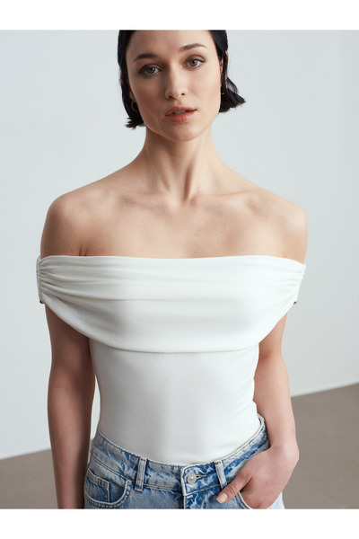 Dilvin 10797 بلوزة تريكو بياقة باردو ومفصلات معدنية - إكرو