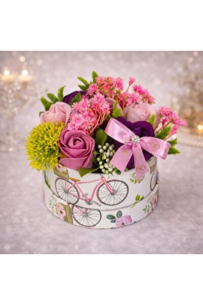 velve Aranjament floral Siete, in cutie rotunda cu 7 trandafiri din sapun si ...