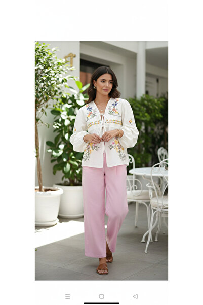 MELEK KOSTAK قميص نسائي أبيض اللون مطرز بالزهور بأكمام بالونية وتفاصيل ربطة ع...