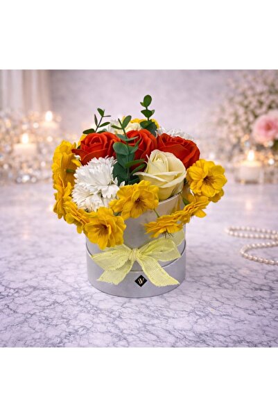 velve Aranjament floral in cutie alba rotunda cu trandafiri din sapun,accesor...