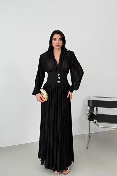 Serica Moda Μαύρο πλισέ φόρεμα από σιφόν με χρυσές λεπτομέρειες στα κουμπιά