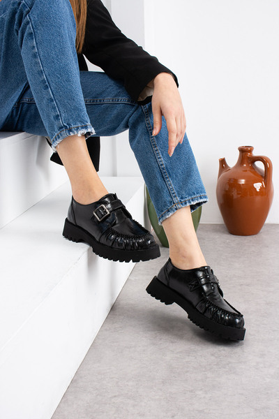 guijarro Women's Black Patent Leather Metal Buckle Platform Shoes - Masculine...