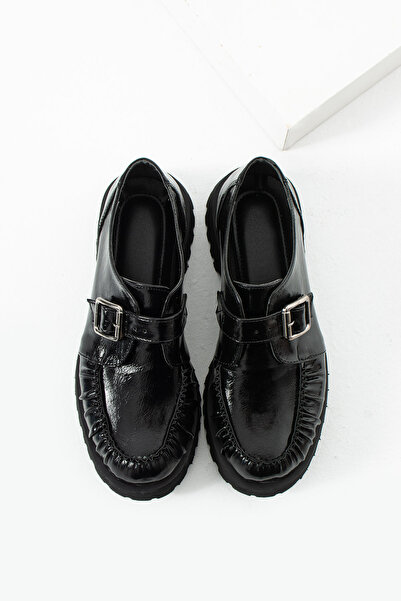 guijarro Γυναικεία μαύρα δερμάτινα παπούτσια πλατφόρμας με μεταλλική αγκράφα ...