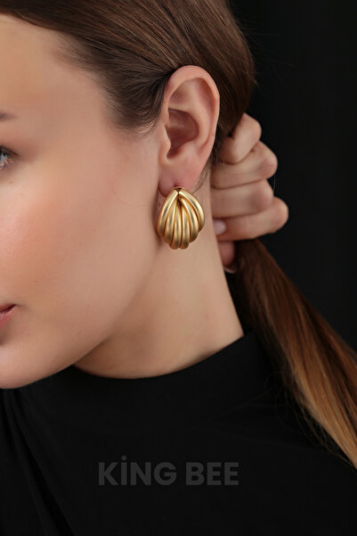 King Bee أقراط ذهبية اللون ذات ملمس غير لامع - أقراط نسائية ذهبية اللون بتصمي...