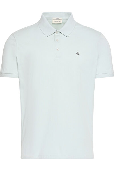 Calvin Klein جينز كلاسيكي بنقشة المونوغرام، بأكمام قصيرة