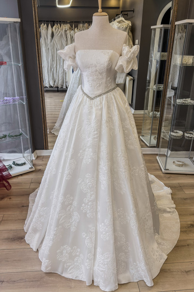 Lenta Moda Beyaz Düz Yaka Kuyruklu Brokar Abiye Ve Kına Elbisesi