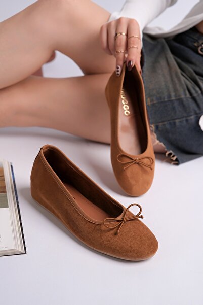 MUGGO حذاء باليه نسائي من الجلد بكعب مخفي وتفاصيل فيونكة