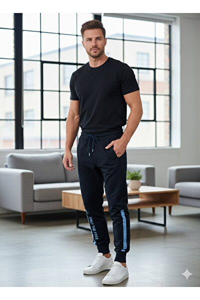 Serena Pantaloni de trening bărbați bleumarin cu imprimeu „ONLY THE FREE”