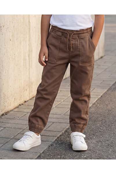 REDTAG بنطال رياضي من دنيم المحبوك باللون البني للأولاد