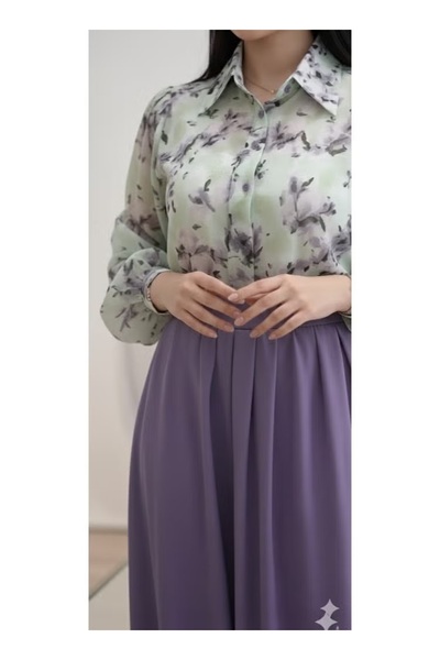 FULLJOY A colorful blouse with a comfortable fit and wide, long sleeves; a st...