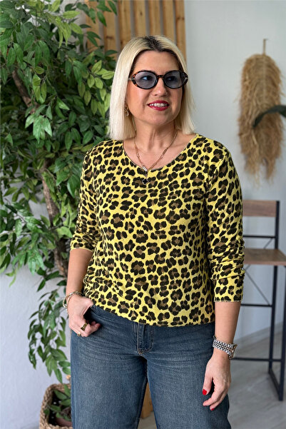 By Esra Celkan بلوزة ليكرا صفراء بياقة دائرية ونقشة الفهد