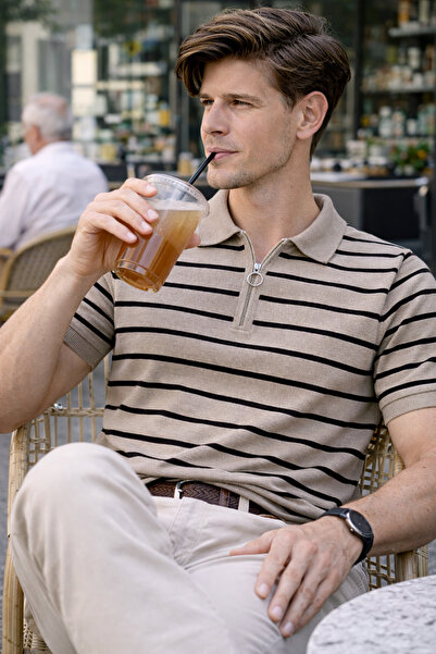 WE&ME سترة رجالية مخططة ورفيعة من التريكو بياقة بولو ونصف سحاب وأكمام قصيرة أ...