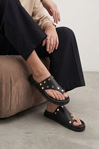 Marjin Kadın Hakiki Deri Parmak Arası Bantlı Zımbalı Günlük Terlik Nobi Siyah