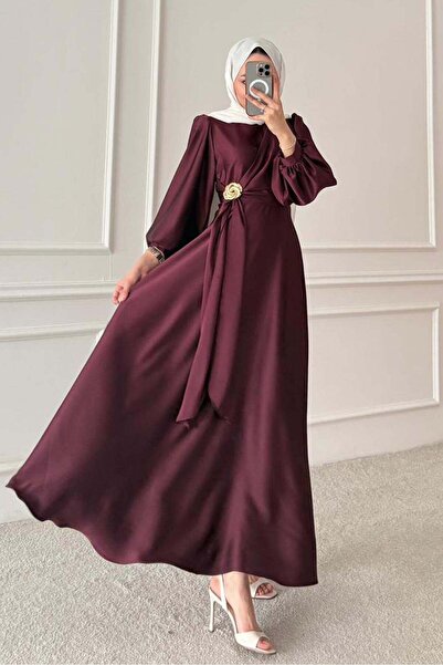 Rimel Moda فستان سهرة من الساتان من شورا بروش باللون العنابي