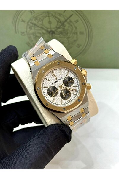 Watch A men's watch with a sophisticated design that combines elegance and pr...