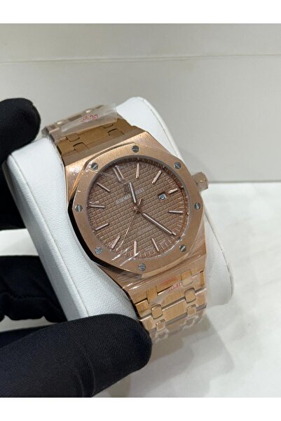 Watch A men's watch with a sophisticated design that combines elegance and pr...